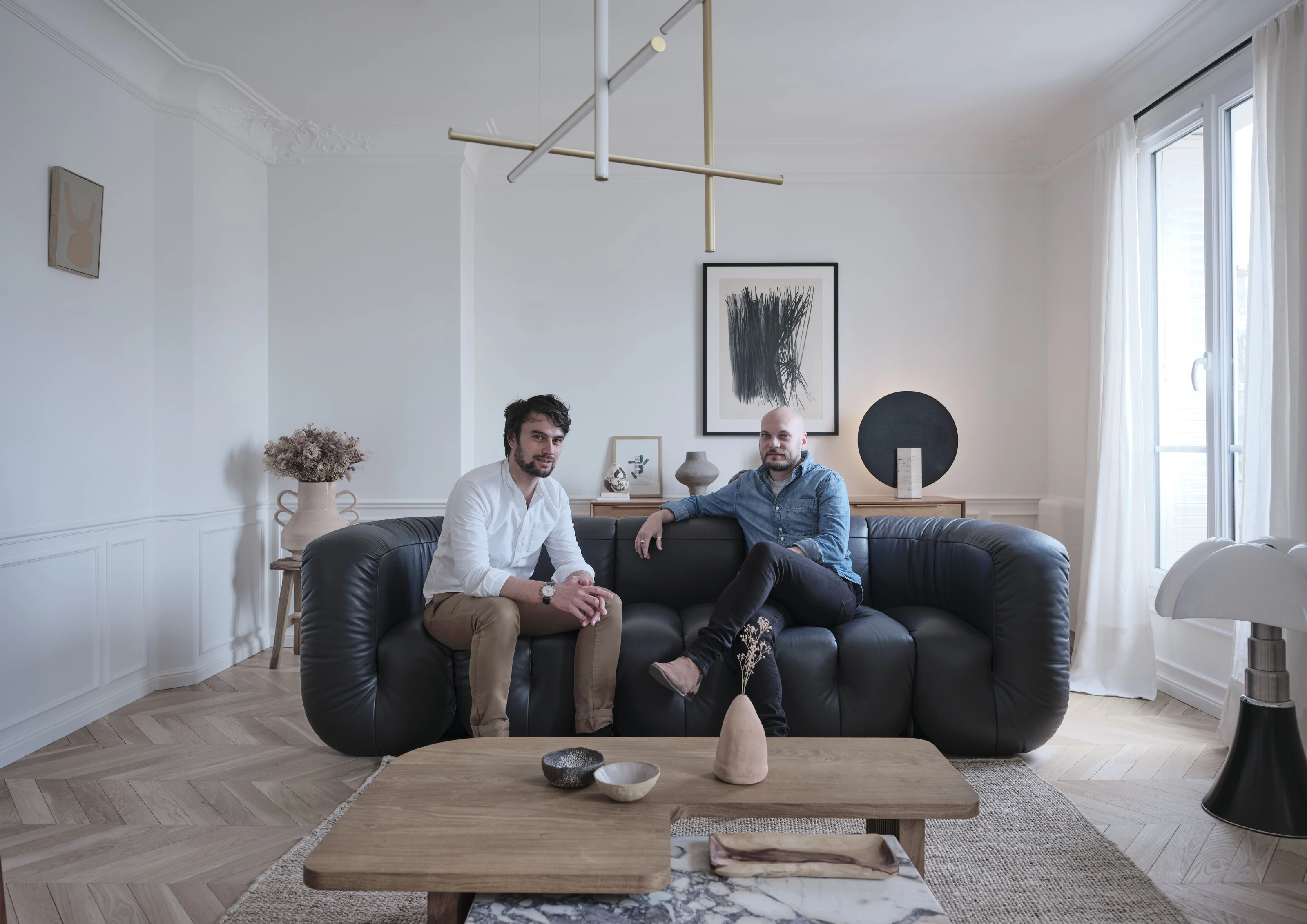 Cyrus Viseux et Pierre Jones dans leur agence d’architecture intérieure à Paris