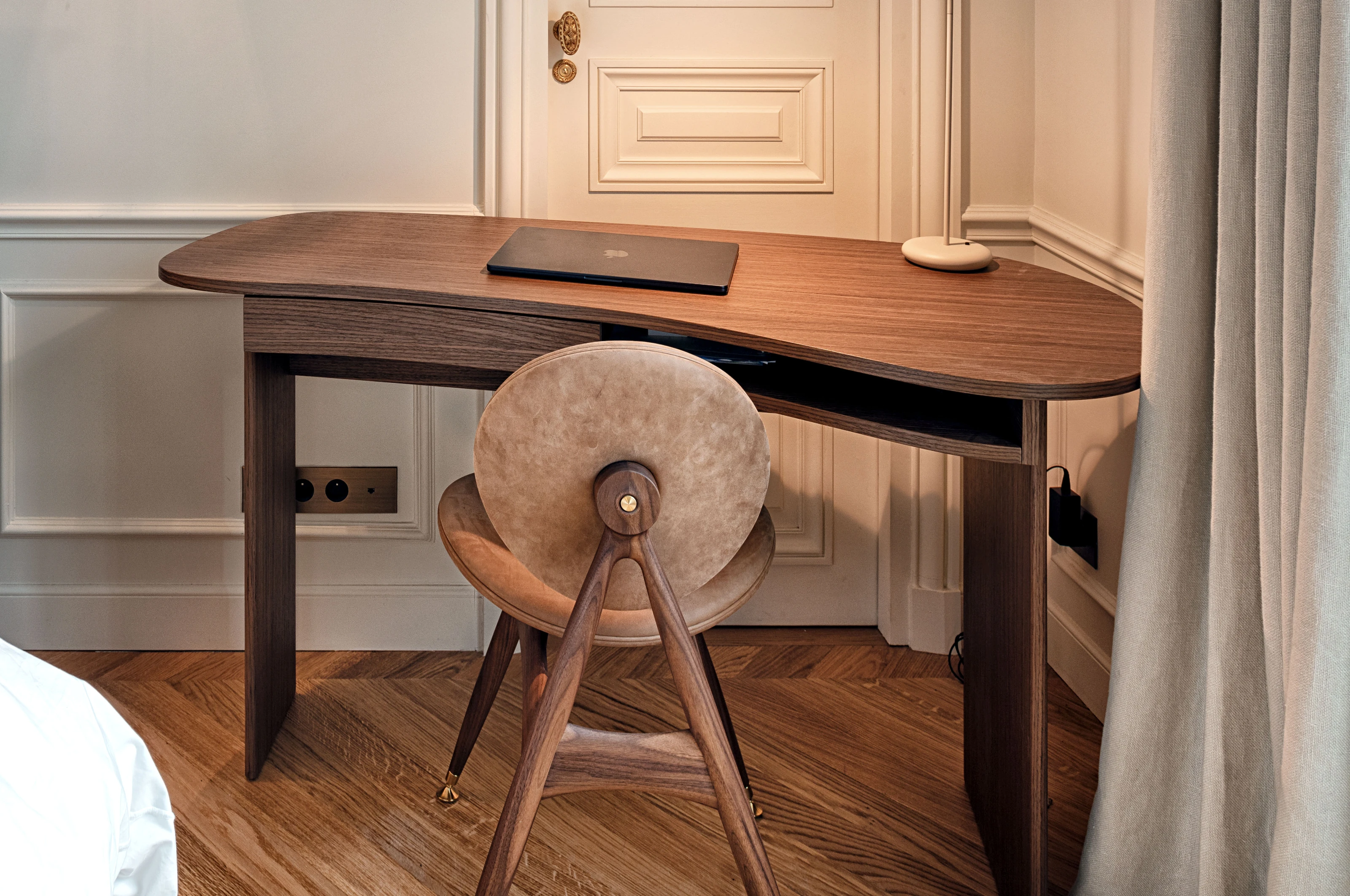 Bureau sur pied, mobilier créé par Viseux & Jones