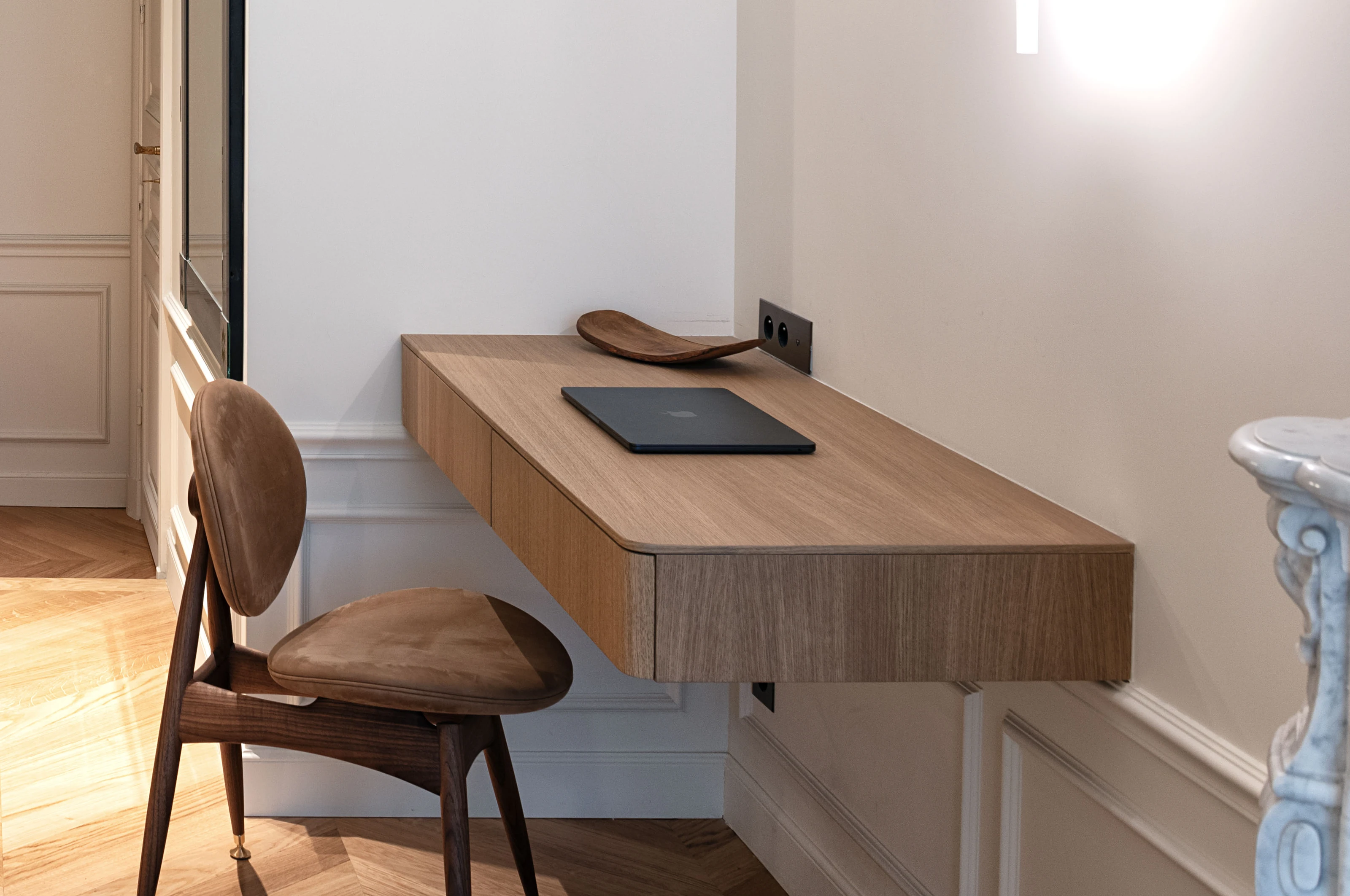 Bureau suspendu, mobilier créé par Viseux & Jones